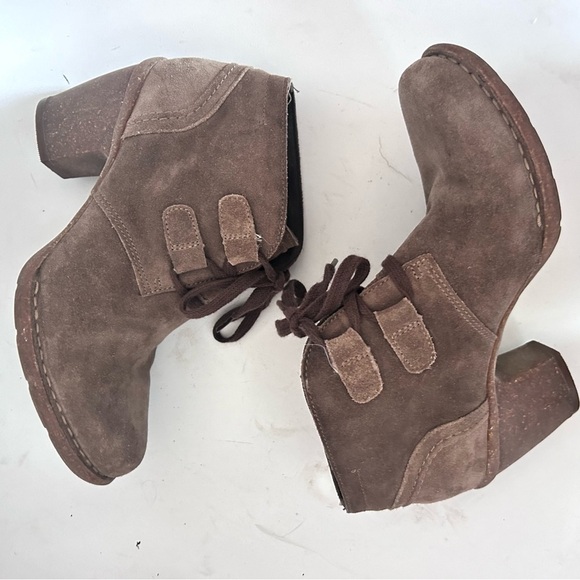 CLARKS ARTISAN  Carleta Lyon Khaki Suede Lace-up Heel Bootie Size 7.5 - Picture 5 of 10